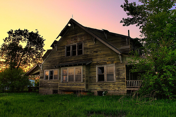 Old wooden abandon house on the Kansas Plains
